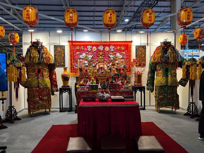 「台中设计周5展合一」15日至18日于台中国际展览馆登场，主办单位邀请乌日圣母宫与朴子配天宫驻驾4天，为疫后的台湾产业祈福。（民眾提供／潘虹恩台中传真）