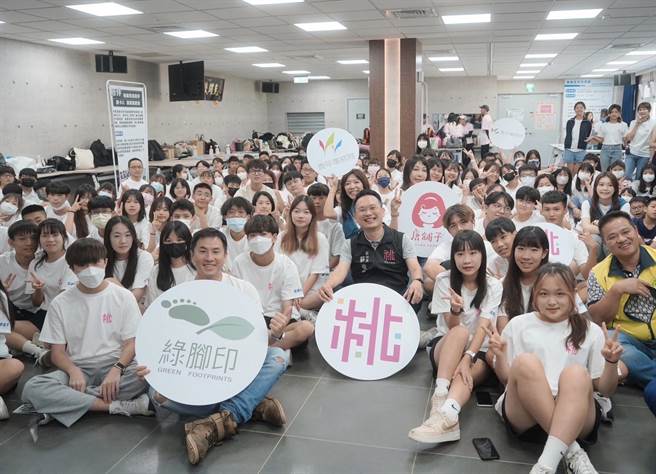 桃园市青年局16日于桃园市青年体验学习园区办理「时代影响力 文武全才」成年礼。（青年局提供／蔡明亘桃园传真）