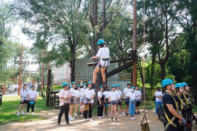 桃园市青年局16日于桃园市青年体验学习园区办理「时代影响力 文武全才」成年礼。（青年局提供／蔡明亘桃园传真）