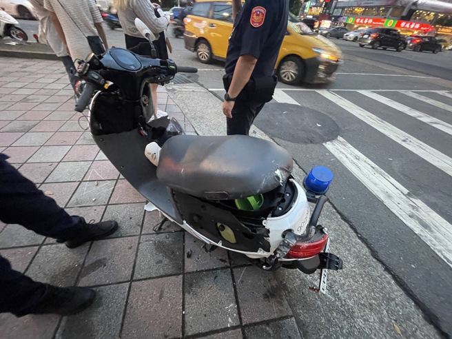 警用巡逻机车右侧车身毁损。（图／警方提供）