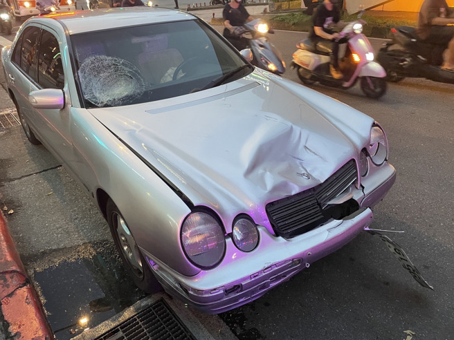 宾士车车头回损前挡风玻璃破碎。（图／警方提供）