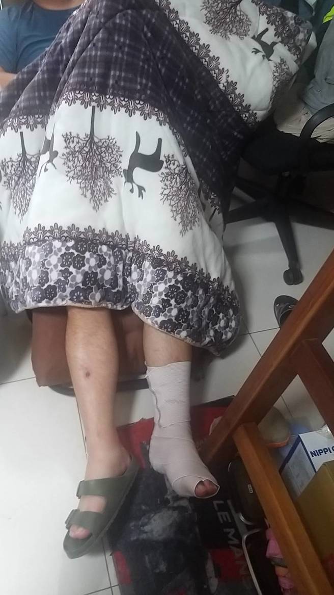 赖员全身多处擦挫伤，所幸送医后意识清楚并持续接受治疗中。（图／警方提供）