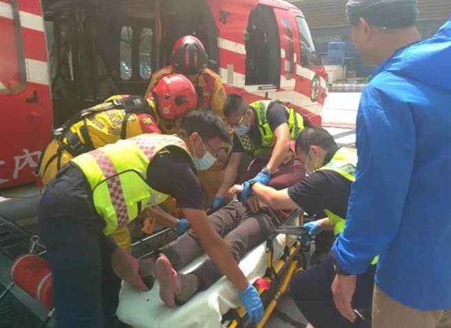 屏東縣議員鄭清原夫妻至台中市和平區挑戰中央尖山，不料16日上午傳出鄭清原高山症不適、其妻右手指骨折與腦震盪，空勤總隊出動直升機成功救援。（空勤總隊提供／潘虹恩台中傳真）