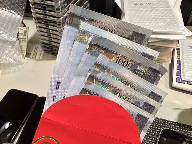 一位男子分享，公司中秋礼金送了他6千元红包。（翻摄自爆废公社脸书）