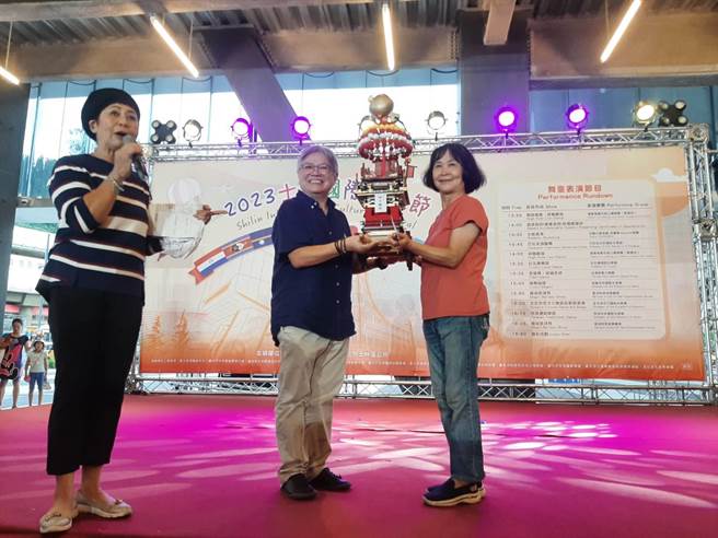 抽到头奖日本射水限定曳山花车模型的民眾兴奋不已，露出开心笑容。（士林区公所提供）