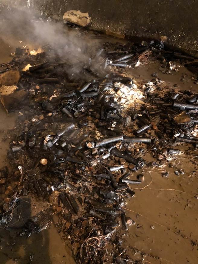 小货车车上有大量的烟火炮管。（记者提供／吕妍庭嘉义传真）