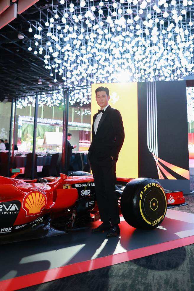 周興哲近日受赴邀新加坡看法拉利一級方程式賽車活動。（星空飛騰提供）