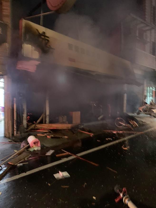 桃园市1自助洗衣店今天晚上发生气爆火警，桃园市消防局第1大队获报前往抢救，1菲籍移工有1％灼伤。(翻摄照片)