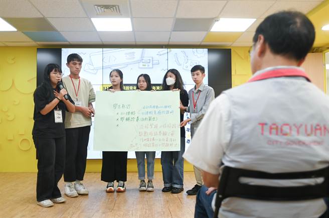 桃園市青年局16至17日辦理「桃諮議起try」青年公共參與工作坊，邀在地青年聚焦6大公共議題，暢談城市發展，市長張善政聽取各小組議題討論分享並給予回饋。（桃市府提供／蔡明亘桃園傳真）