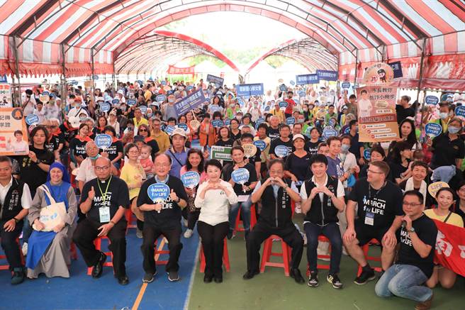 天主教台中教区举办「为生命而走」活动，号召1500人参加，台中市长卢秀燕出席支持。（台中市府提供／陈淑芬台中传真）