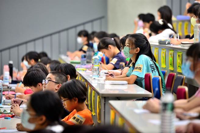 桃园市环保局16日于元智大学办理桃园市112年环境知识竞赛，吸引数百位高手前来挑战。（环保局提供／蔡明亘桃园传真）