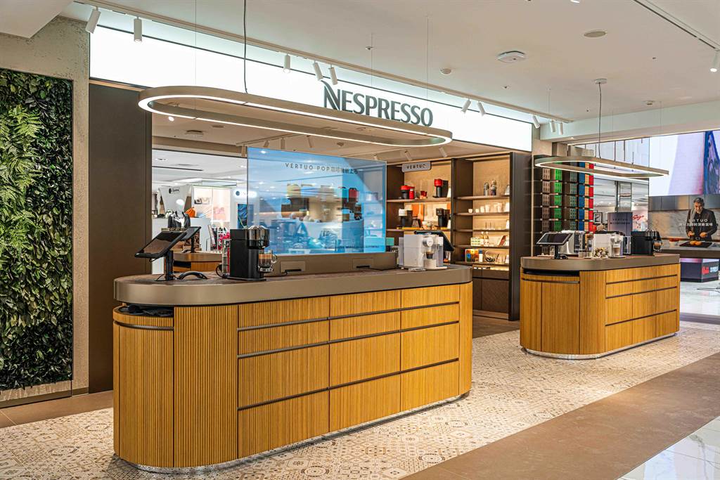 Nespresso風格概念店坐落於SOGO台北忠孝館3樓，首度引進數位透明電子櫥窗，增加店內通透性相當搶眼。（Nespresso提供／朱世凱台北傳真）