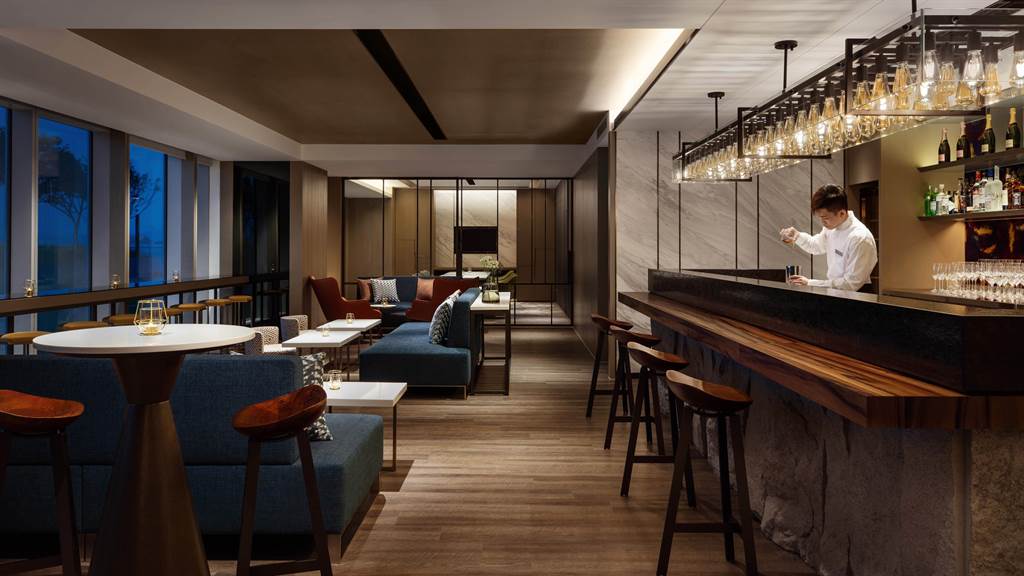 Drift Lounge ＆ Bar擁有現代摩登設計感的室內空間，往年因應節慶推出的活動，都吸引不少民眾參加。(台北國泰萬怡酒店提供)