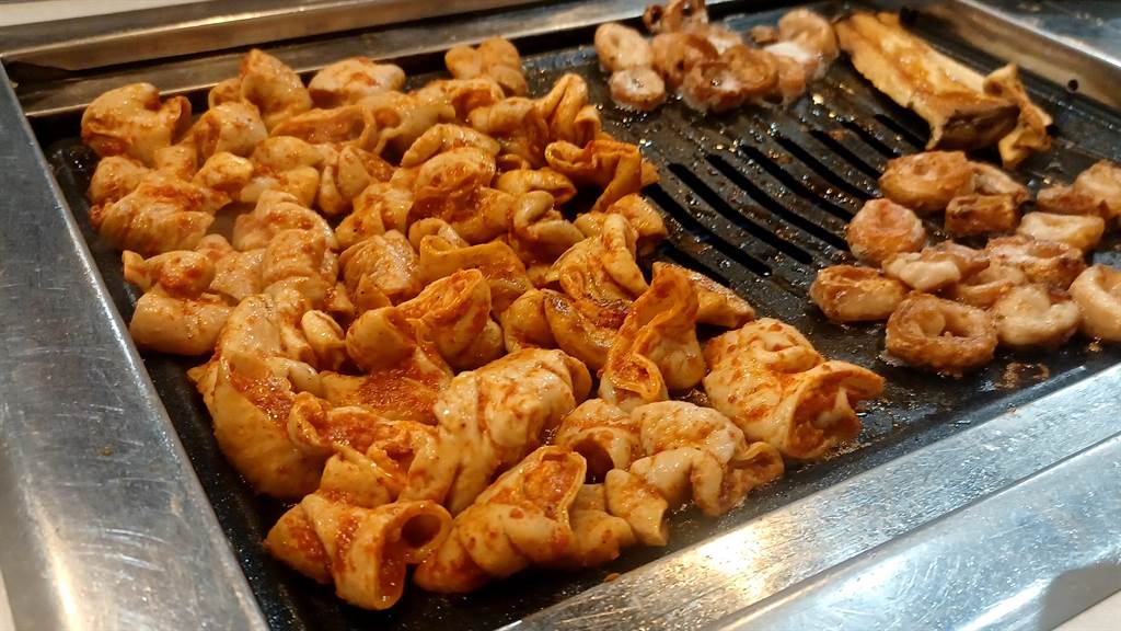 烤腸時常出現在韓劇和韓綜裡，是「大邱十味」之一，好滋味擄獲了許多韓國人的味蕾。(陳韻萍攝)