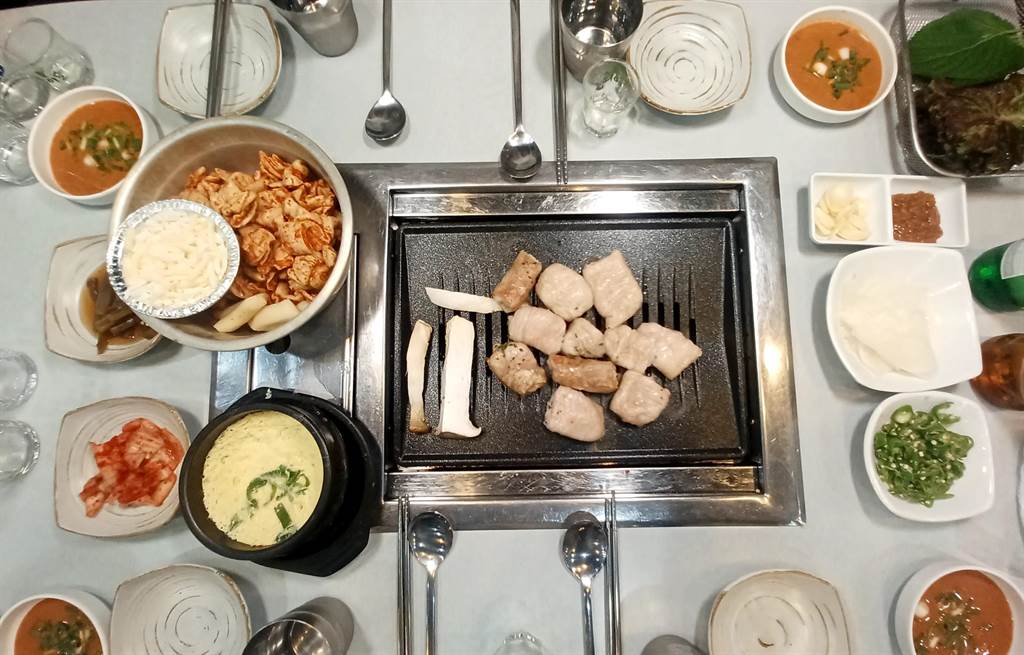 烤腸在韓國算是下酒菜，烤腸餐廳幾乎都會提供多款韓式小菜搭配烤腸吃，想填飽肚子，建議可加購韓式泡麵、韓式蒸蛋和白飯。(陳韻萍攝)