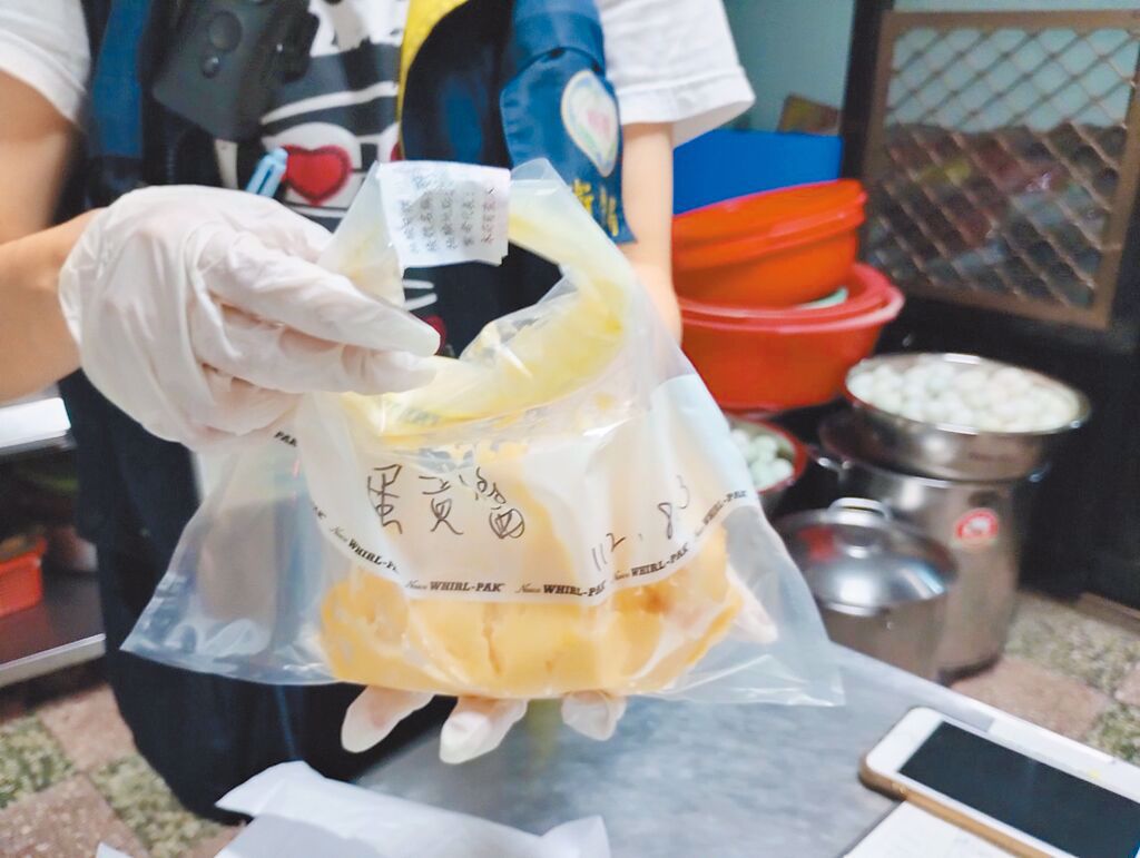 桃園越南法國麵包食物中毒事件受害者多達520人，歷史哥質疑巴西過期蛋進入了加工生產鏈。（資料照／桃市衛生局提供）