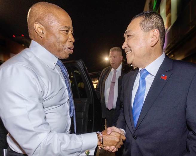 国民党总统参选人侯友宜（右）与纽约市长亚当斯（左）。（侯办提供）