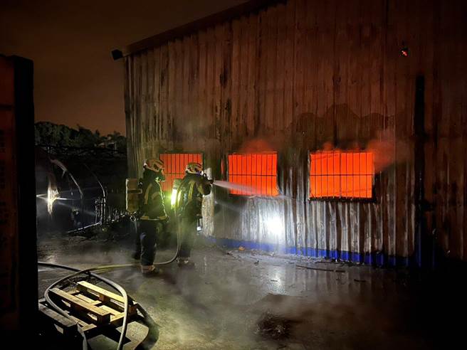 桃园市新屋区凌晨大火，仓库付之一炬幸无人伤亡。(消防局提供／吕筱蝉桃园传真)