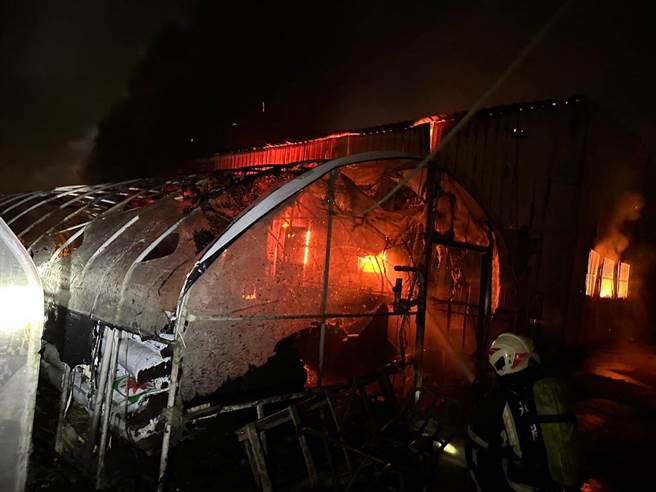 桃园市新屋区凌晨大火，仓库付之一炬幸无人伤亡。(消防局提供／吕筱蝉桃园传真)