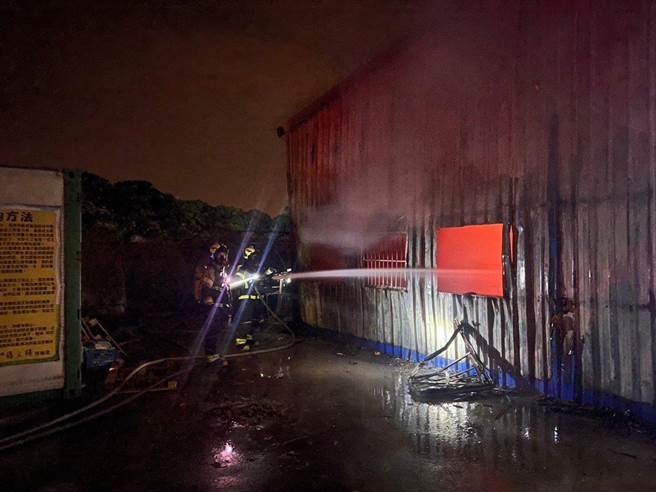 桃园市新屋区凌晨大火，仓库付之一炬幸无人伤亡。(消防局提供／吕筱蝉桃园传真)