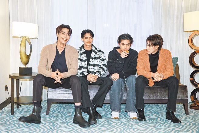 Dew（左起）、Win、Bright（左三）、Nani四人被譽為泰版F4。（圖/中時資料照）