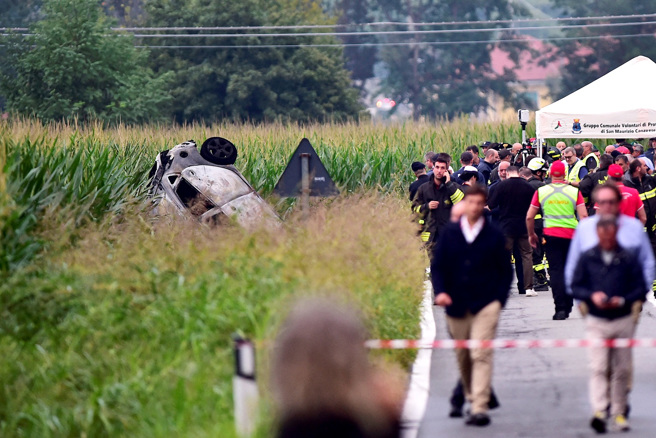 义大利空军「三色箭」特技小组（Frecce Tricolori）一架军机16日在演习中坠毁，结果砸中地面上一辆轿车，导致车内5岁女童丧命。图为失事军机。（图／路透社）
