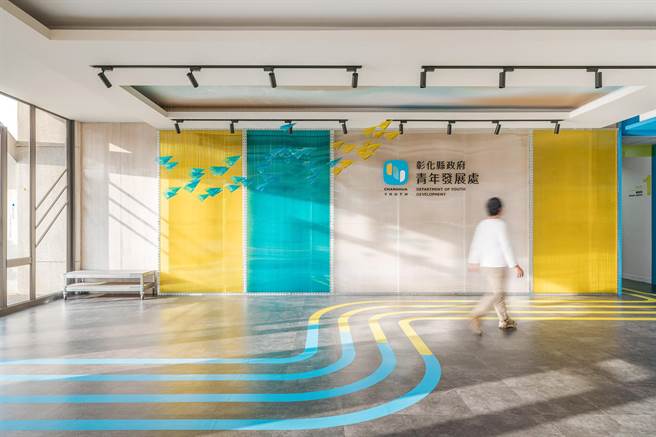 「N型神人启航指挥基地」入口处有着象徵乘载着青年梦想的纸飞机正遨游天际，飞行跑道设计串联体育场公共走廊与部门空间的关系。（彰县府提供／孙英哲彰化传真）