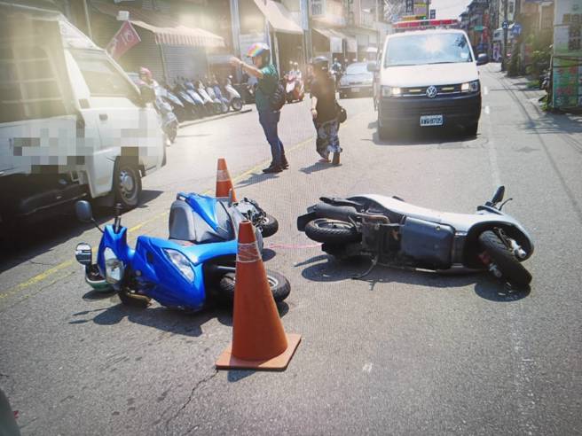两辆机车在新平路一段与279巷口不慎发生擦撞，其中一名叶姓女骑士载着两名孩子，发生碰撞后双双倒地。(戴志扬翻摄)