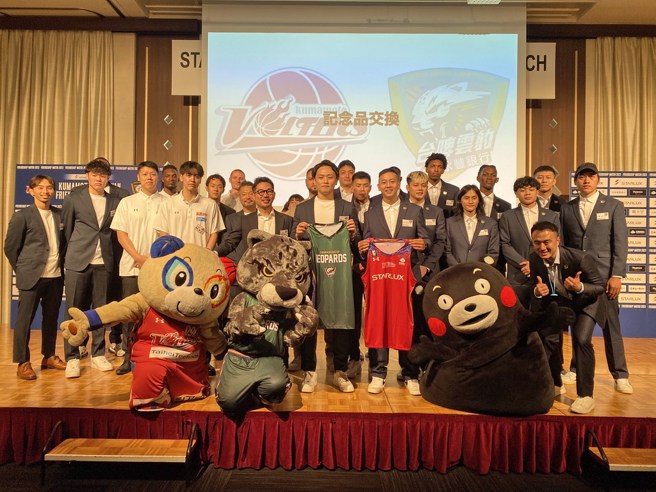 台啤云豹跟熊本Volters进行纪念品交换。(台啤永丰云豹提供)