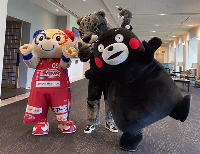 台啤云豹吉祥物豹哥(中)跟熊本熊。(台啤永丰云豹提供)