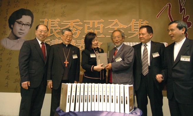 已故作家张秀亚的儿子于金山（左）和女儿于德兰（左三）于2005年3月24日，代表张将她的生前作品、文物等珍贵文化遗产捐给国家台湾文学馆珍藏。（中时资料照／陈明仁摄）