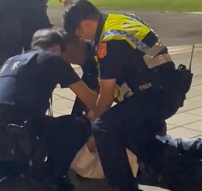 高鐵桃園站16日晚間驚傳男子持刀傷人案，警方到場將嫌犯壓制。(民眾提供／呂筱蟬桃園傳真)