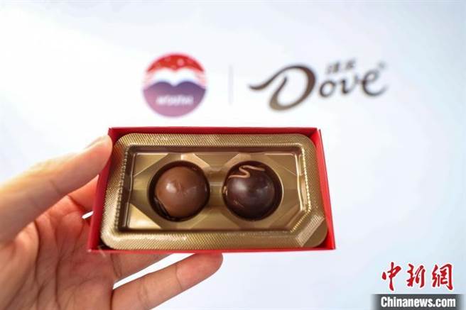 继日前引起高度话题的「酱香拿铁」之后，大陆贵州茅台再度跨界，与德芙联手推出酒心巧克力商品。（中新网）