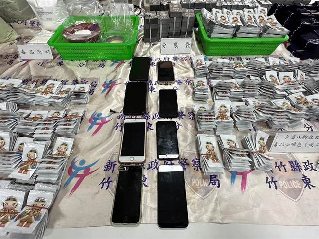警方搜证多时破获制毒工厂，搜出大量毒咖啡包成品。（竹东分局提供／邱立雅竹县传真）