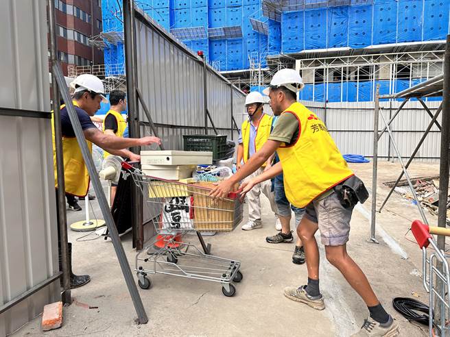 大直街94巷塌陷户今日第4轮进屋取物，基泰建设配合支付搬家公司费用，之后也会运送至住户指定地点。（台北市建管处提供／刘彦宜台北传真）