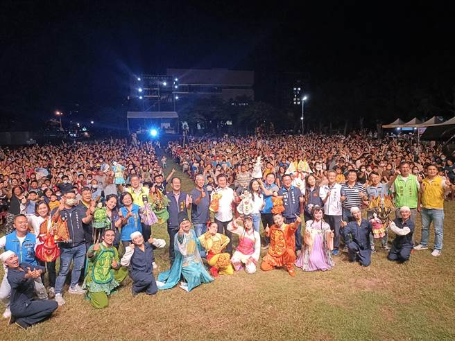 县长锺东锦等人合影留念。（苗栗县政府提供／李京升苗栗传真）