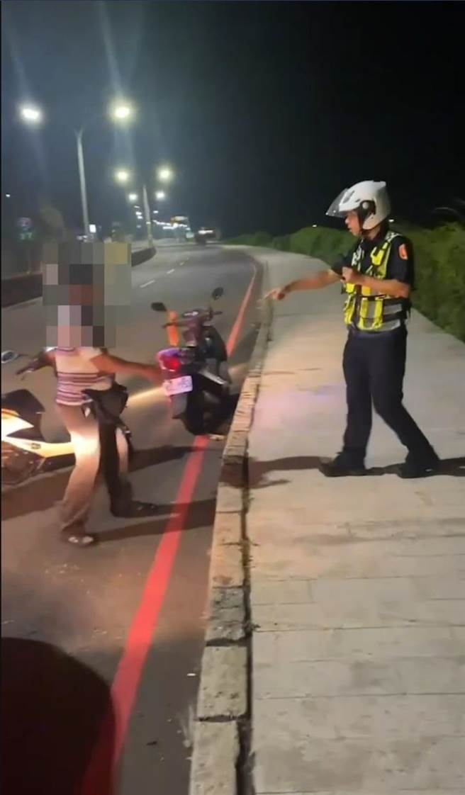 邱姓老翁吃完喜酒后酒驾上路，还作势要骑警车，被警方拦阻。（蔡亚桦翻摄）