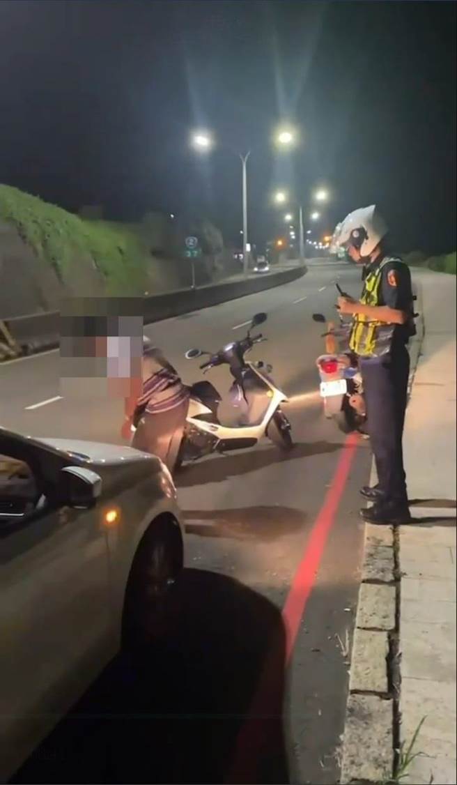 邱姓老翁吃完喜酒后酒驾上路，还作势要骑警车，被警方拦阻。（蔡亚桦翻摄）