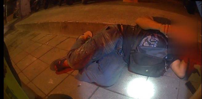 吴姓男子酒醉路倒，竟脚踹协助他就医的消防员。（新北市消防局提供）