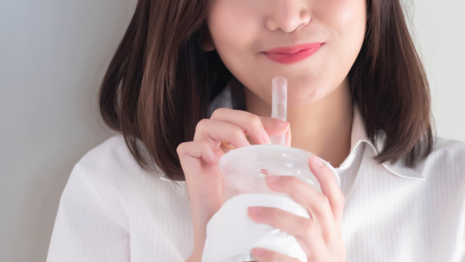 一名网友指出，用纸吸管不健康、不锈钢吸管又太硬，是否还是塑胶吸管最好用。(示意图，达志提供)