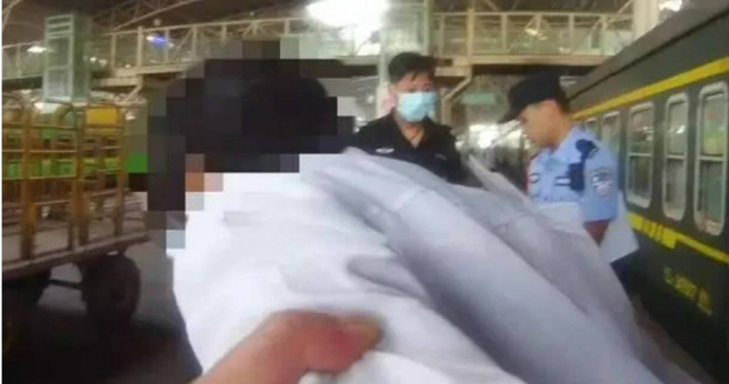 大陆一名男子乘车期间因对陌生女子肢体猥亵，遭到警方逮捕。（图／翻摄自扬子晚报）