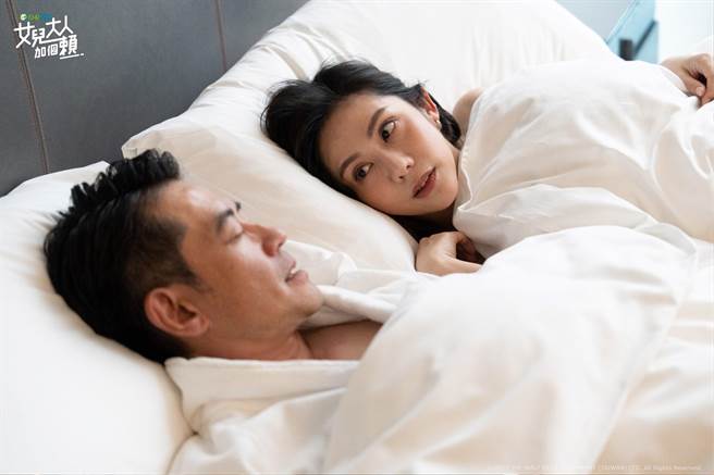 王宇婕、柯叔元剧中上演酒后滚床。（中视提供）