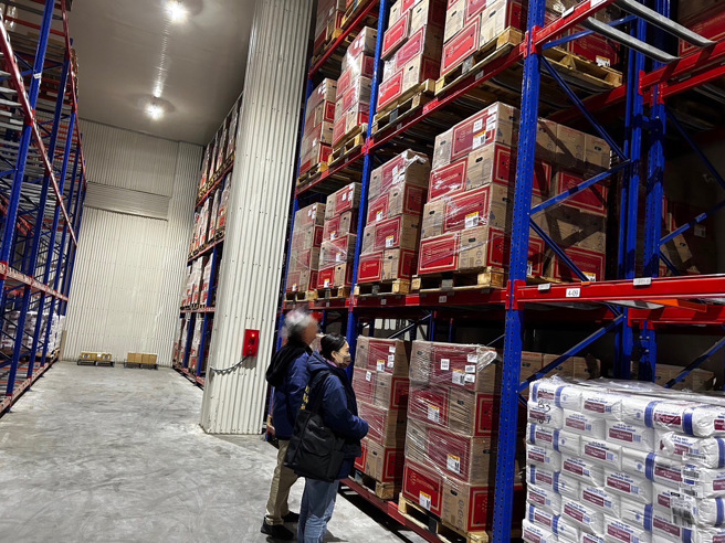 新北市卫生局查蛋，意外发现中央仓储堆满过期蛋。（图／新北市卫生局提供）