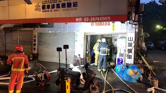 北投一处机车行17日凌晨发生火灾。（翻摄画面）