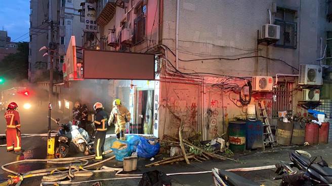 警消获报后立刻布水线抢救。（翻摄画面）