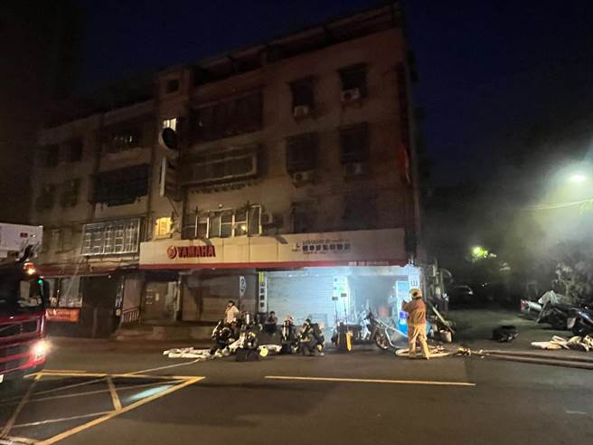 警消接获行义路机车行火警后15分钟扑灭火势。（翻摄画面）