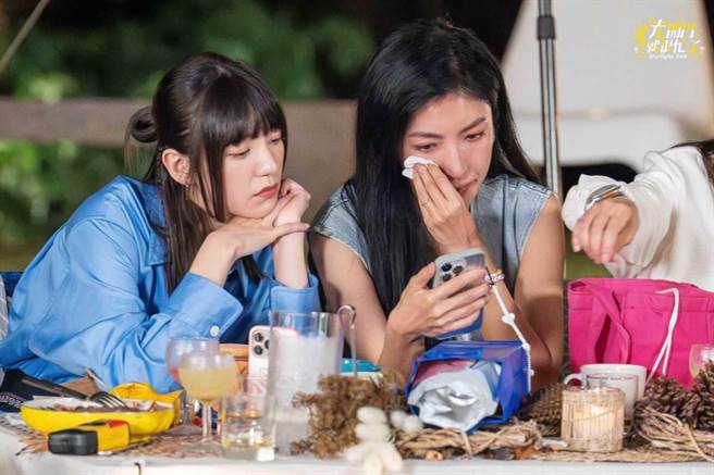 民宿熄灯让杨谨华（右）落泪不舍，左为郭雪芙。（TVBS提供）