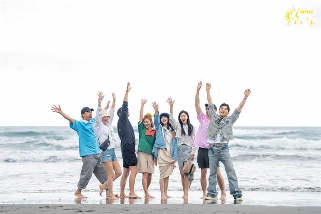 陈昊森（左起）、林心如、周兴哲、陈意涵、郭雪芙、杨谨华、章广辰、苏有朋到台东海边玩水、拍照留念。（TVBS提供）