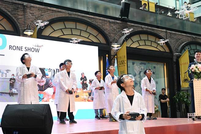 台湾科学教育馆与美国亚利桑纳科学中心今天签署合作备忘录，仪式中由小朋友操作无人机表演。（教育部提供／林志成台北传真）