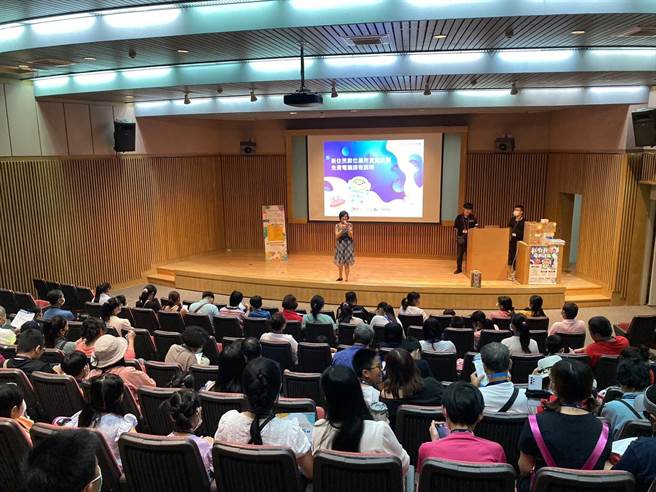 移民署移民資訊組科長許美玲在「生命科學寶藏尋蹤」創意活動中，鼓勵新住民及其子女報名課程，說明計畫內容與成效。（移民署提供）